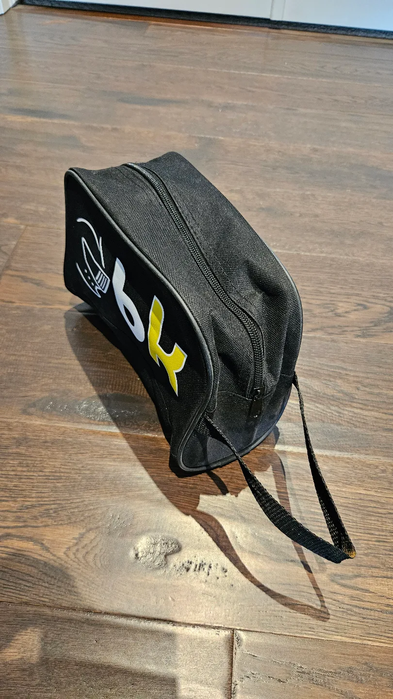 Black zippered case with handle image indicator(2)