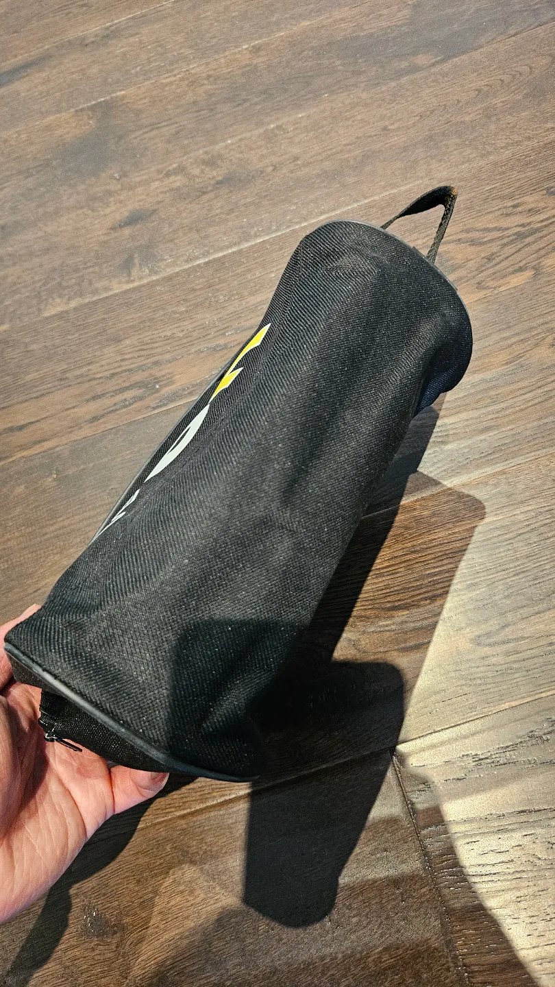 Black zippered case with handle image indicator(4)