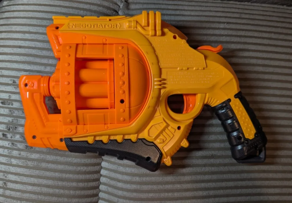 LIKE NEW - 2 NERF BLASTERS + DARTS image indicator(3)