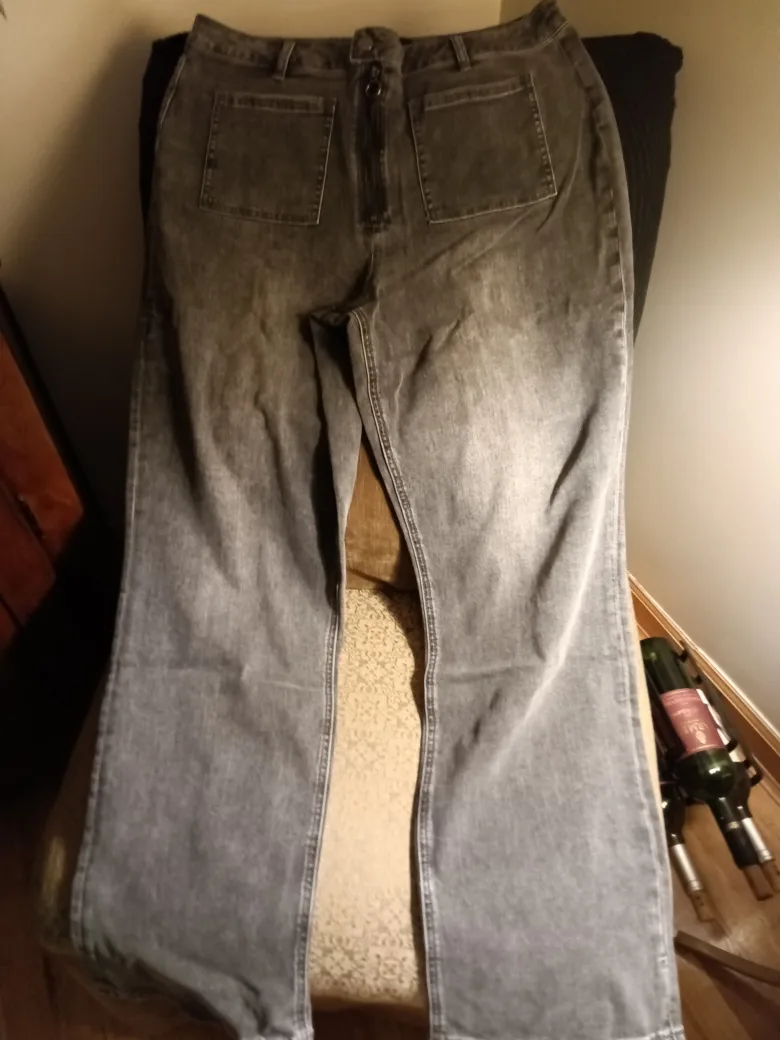 Mod Charcoal Gray Flare Jeans & White Pull on Capri image indicator(4)