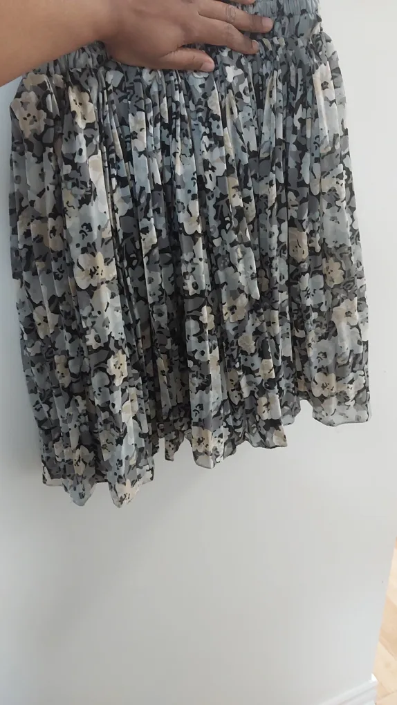 BRAND NEW Chic Floral Skirt with attached shorts image indicator(5)