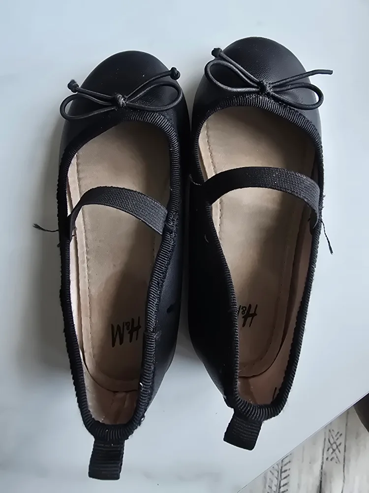 Girls H&M Black Flats - 7.5 US image indicator(3)