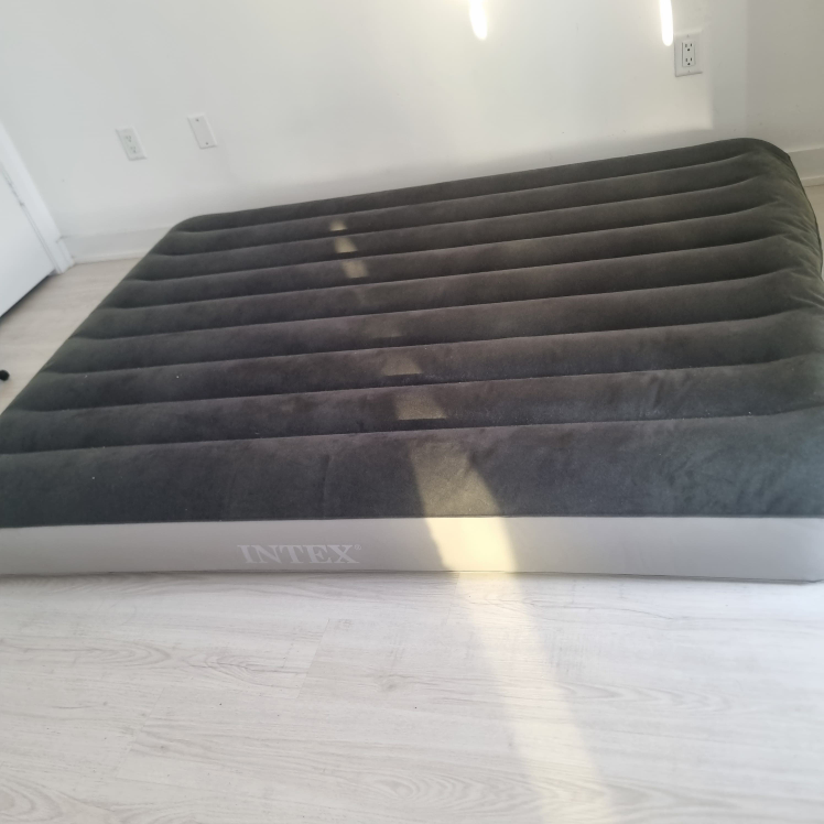 Queen Air Mattress with Built-in USB Pump - photo 3