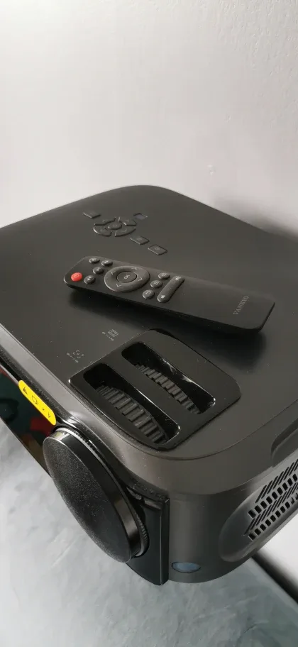 VANKYO Projector V620 with 84" Projection Screen image indicator(3)