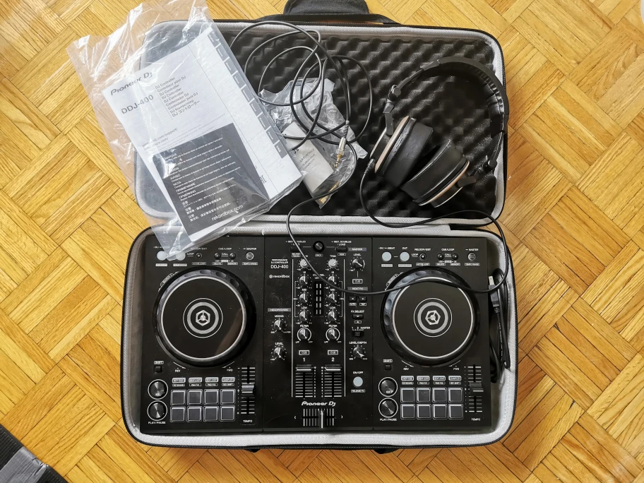 Pioneer DDJ-400 DJ Controller with Case and Headphone