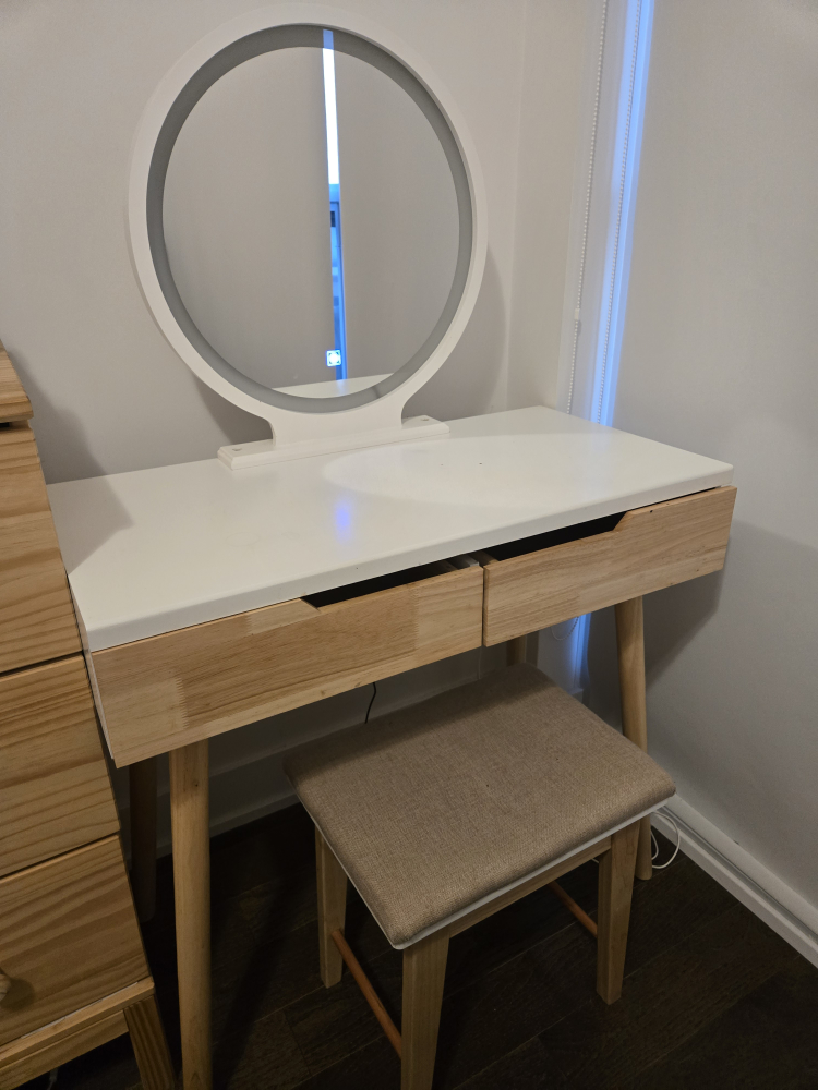 Vanity table + chair