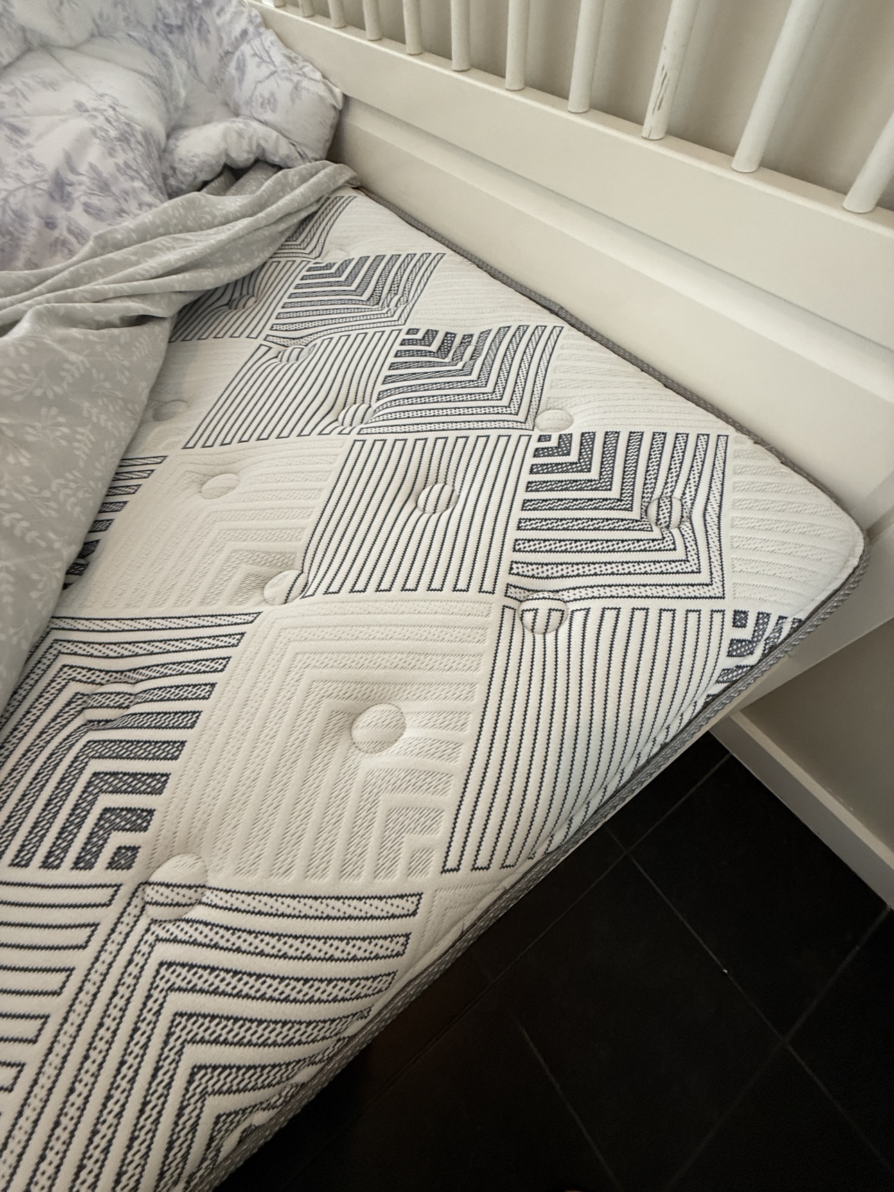Full bed ikea frame & mattress pick up today 100$ - photo 3