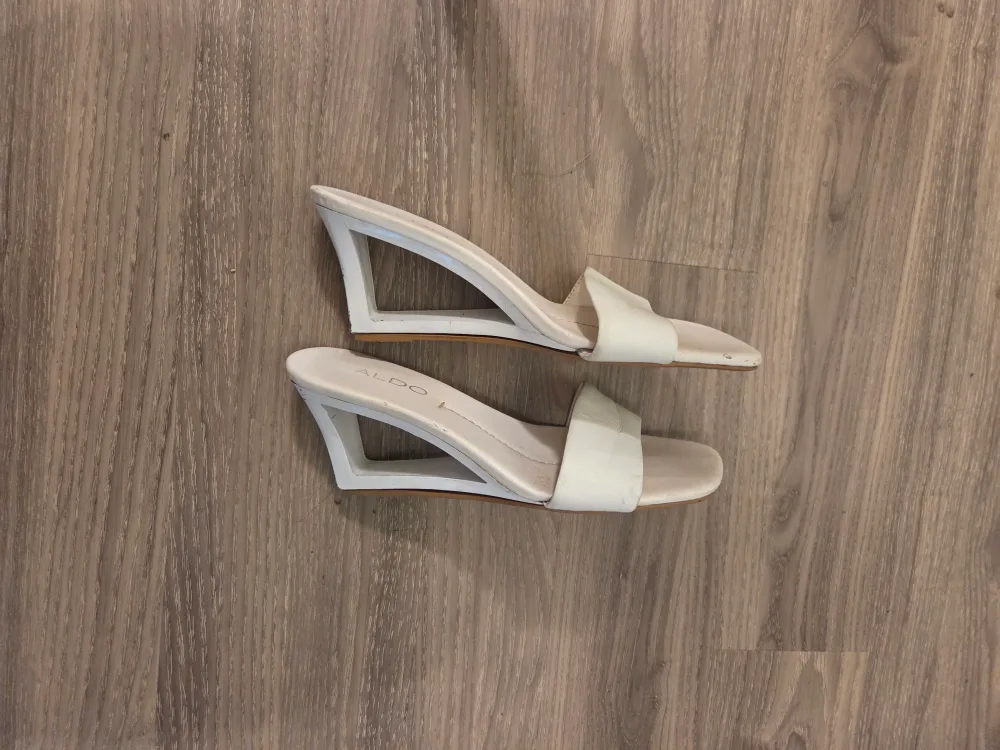 White Wedge Sandals image indicator(2)