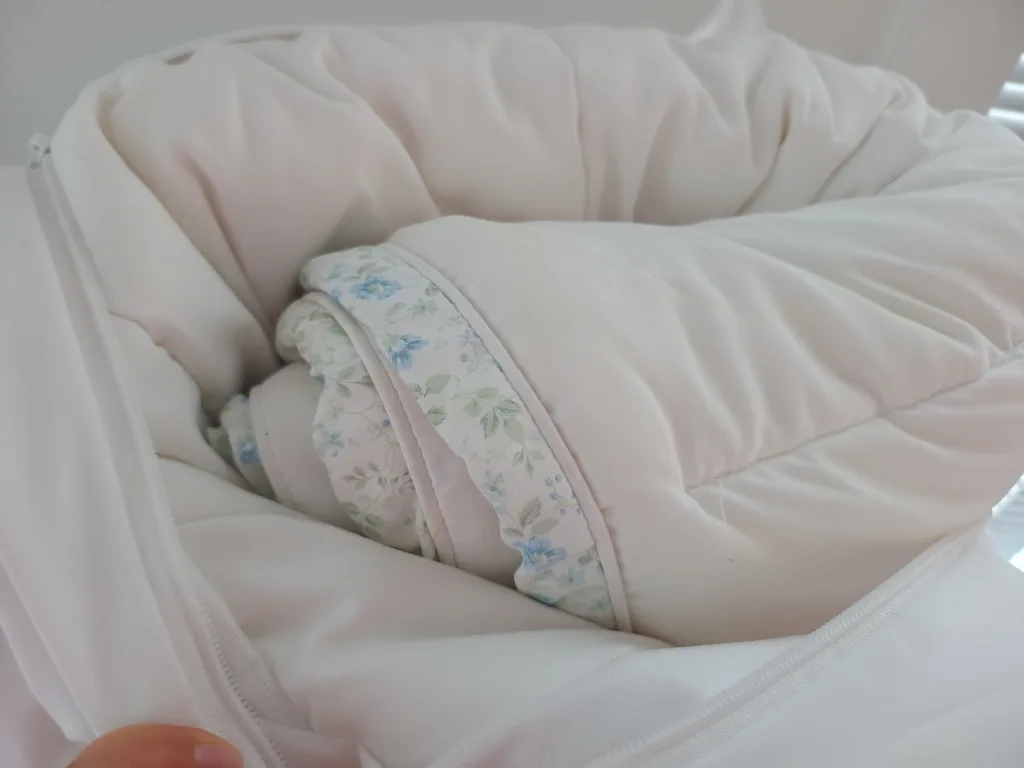 Queen mattress in good condition + Free comforter image indicator(4)