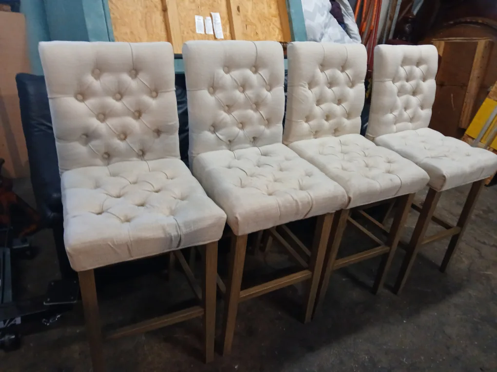 4 tall stools comfortable exelent condition thumbnail