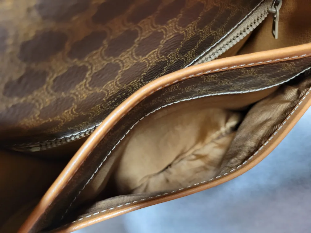 Celine Messenger Bag image indicator(6)