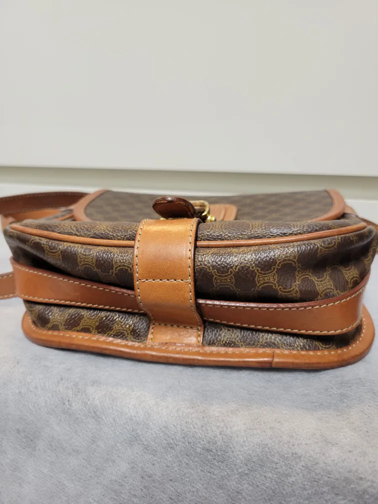 Celine Messenger Bag image indicator(9)