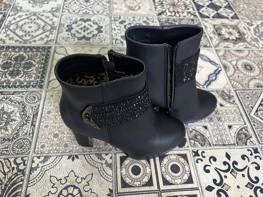 Modare Black Ankle Boots - Size 8.5 image indicator(3)