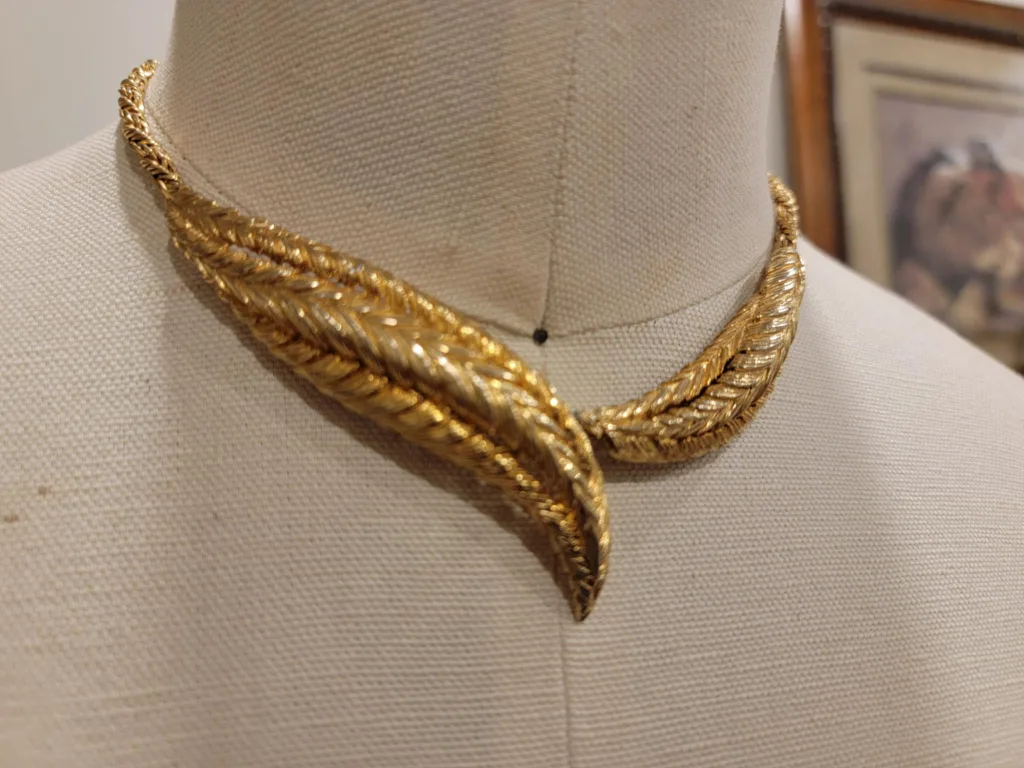 Vintage  Gold Tone Fashion Necklace image indicator(2)