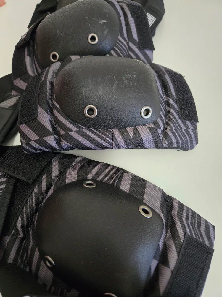 Skateboarding/Rollerblading Protective Gear Set image indicator(2)