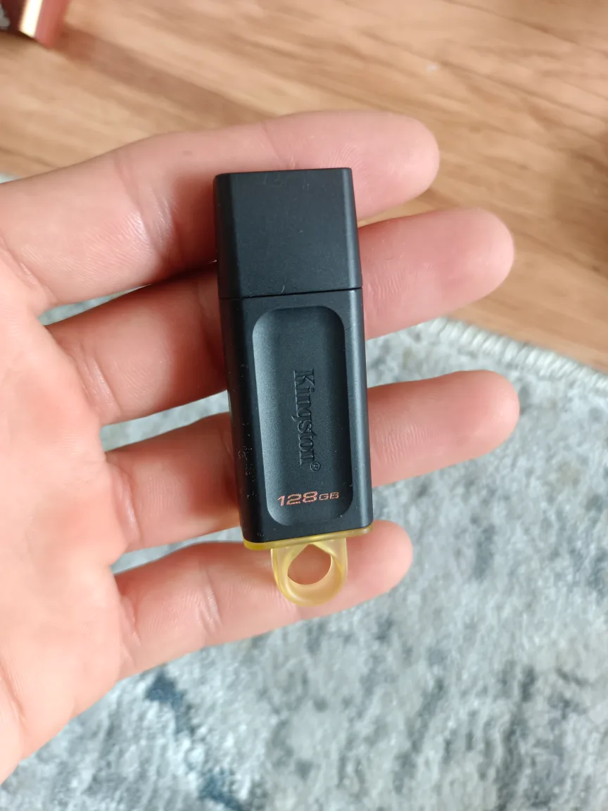 Kingston 128GB USB Drive thumbnail
