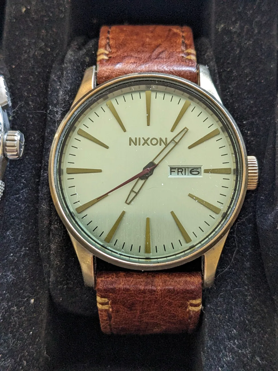 Watch bundle with display case - (Fossil/Nixon/G-Shock) image indicator(4)