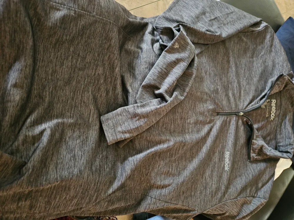Reebok L Pullover - Great Condition! thumbnail