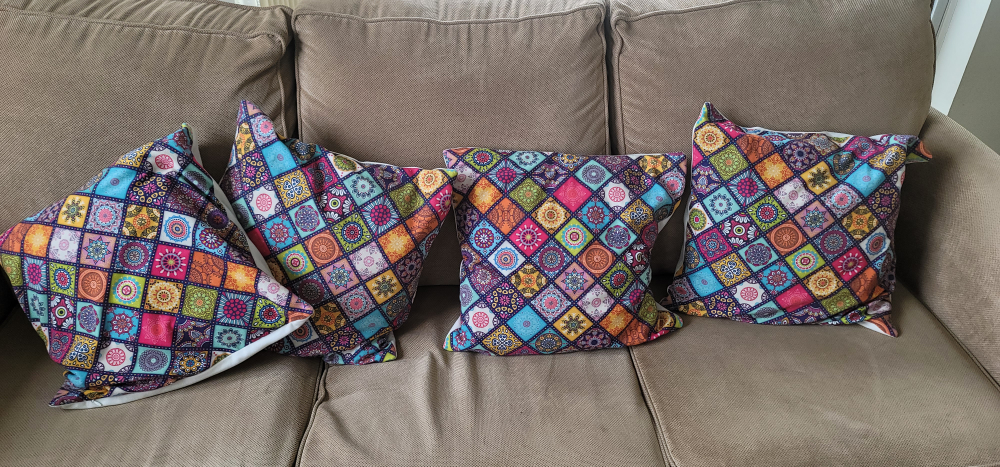 4 Throw Pillows with cover - photo 4