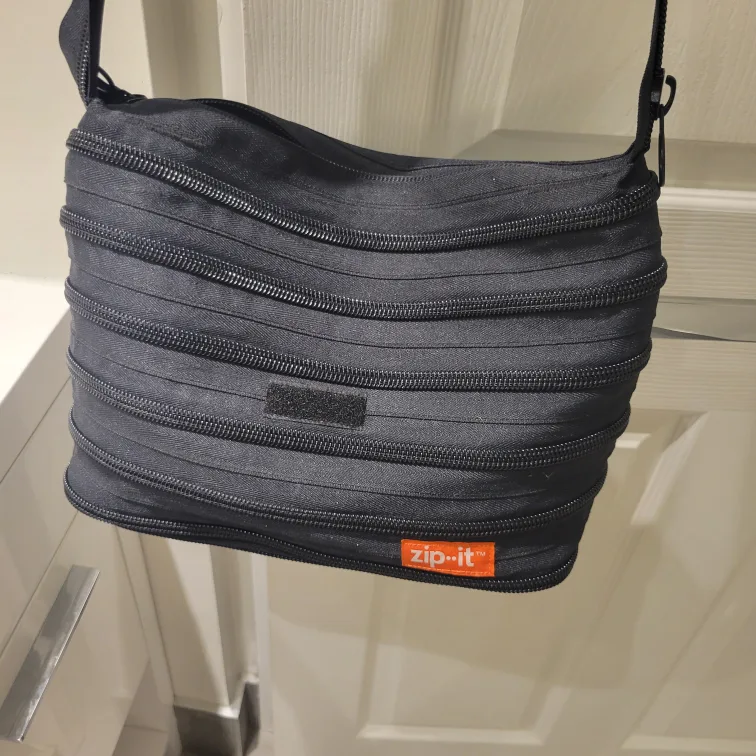 Zip-it Black Crossbody Zipper Bag image indicator(4)