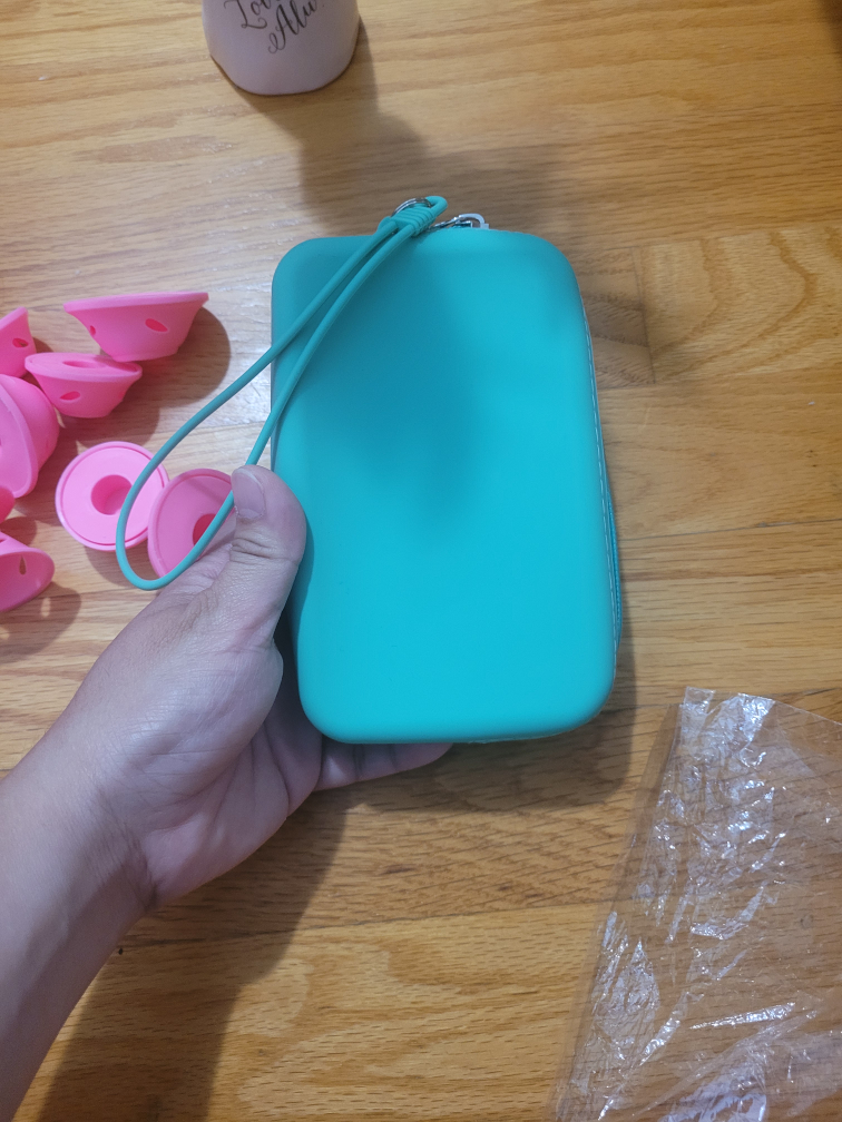 Vase, Non heating curlers and green pouch - photo 3