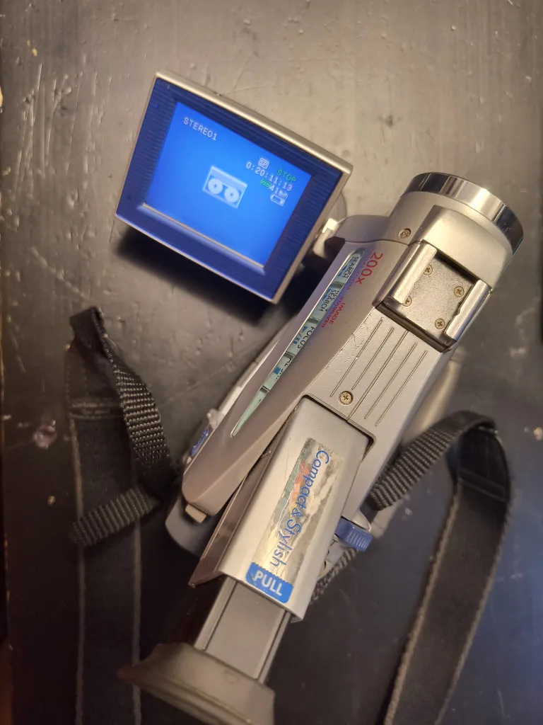 Canon ZR25 DV Camcorder w/ Mini DV Tape thumbnail