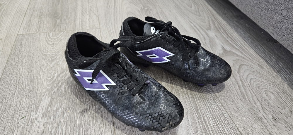 Lotto Soccer Cleats - Girls/Fillies Size 4
