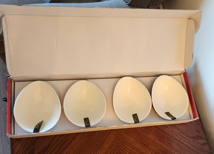 4 Porcelain Serving Bowls thumbnail