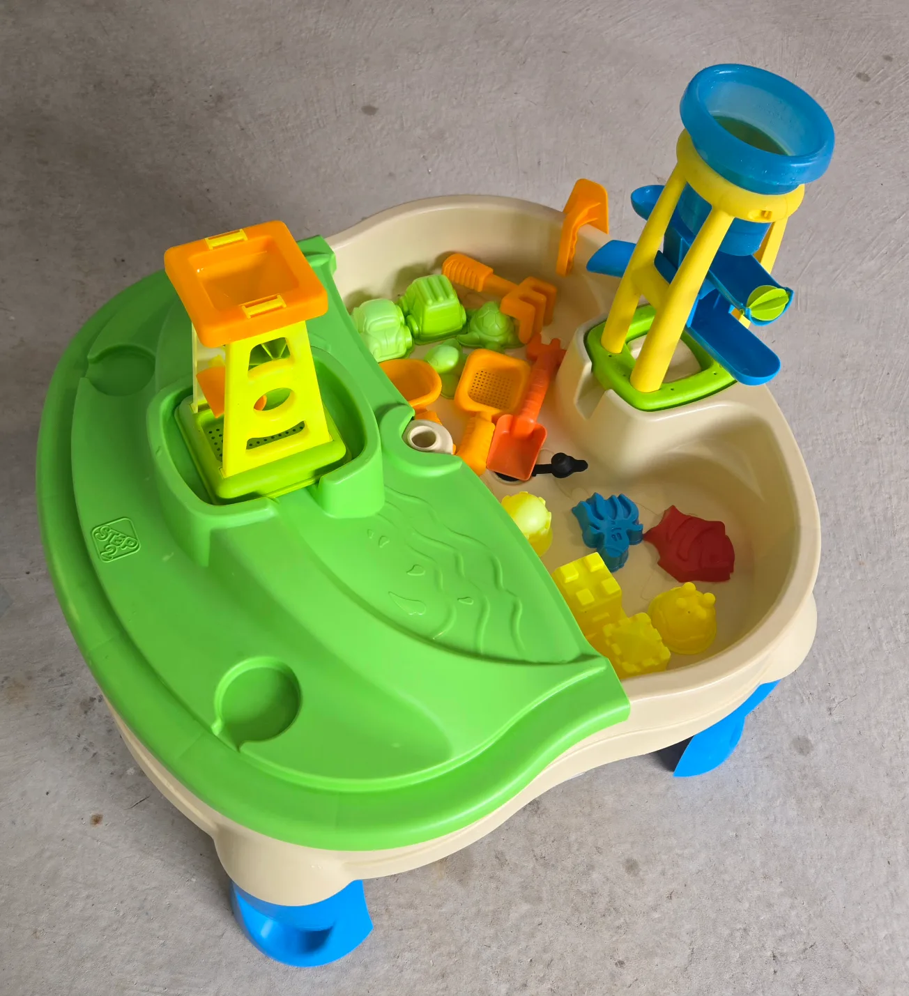 Step 2 Splash and Scoop Bay Water + Sand Table thumbnail