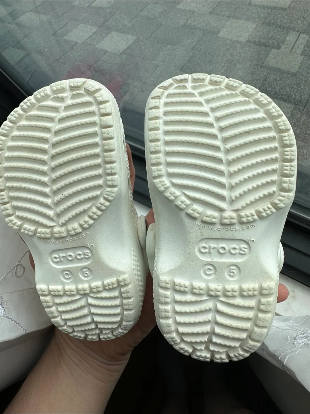 White Crocs Clogs - Size 5 image indicator(3)