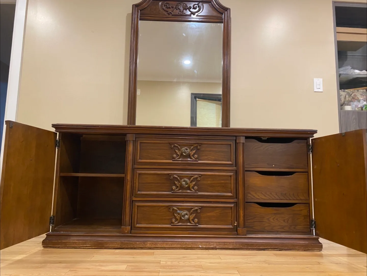 Elegant Vintage Peppler Dresser with Mirror (CAN DELIVER) image indicator(6)