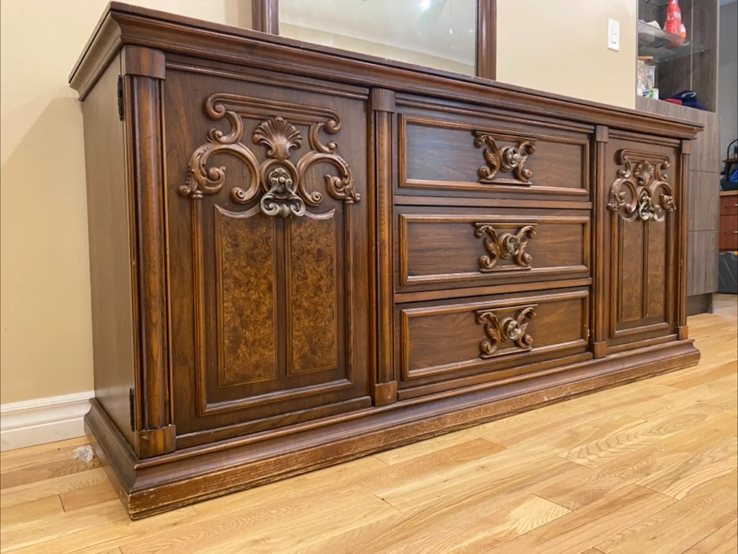 Elegant Vintage Peppler Dresser with Mirror (CAN DELIVER) image indicator(3)