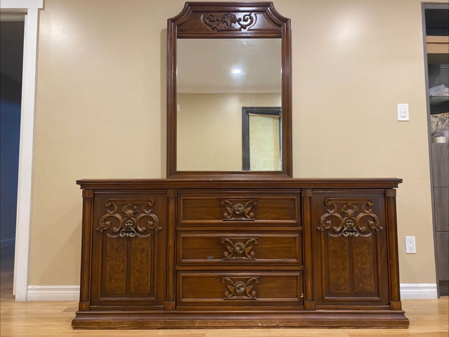 Elegant Vintage Peppler Dresser with Mirror (CAN DELIVER)