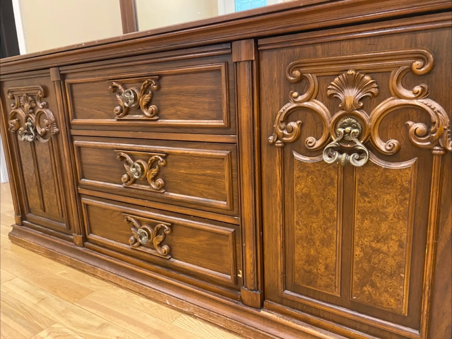 Elegant Vintage Peppler Dresser with Mirror (CAN DELIVER) image indicator(4)