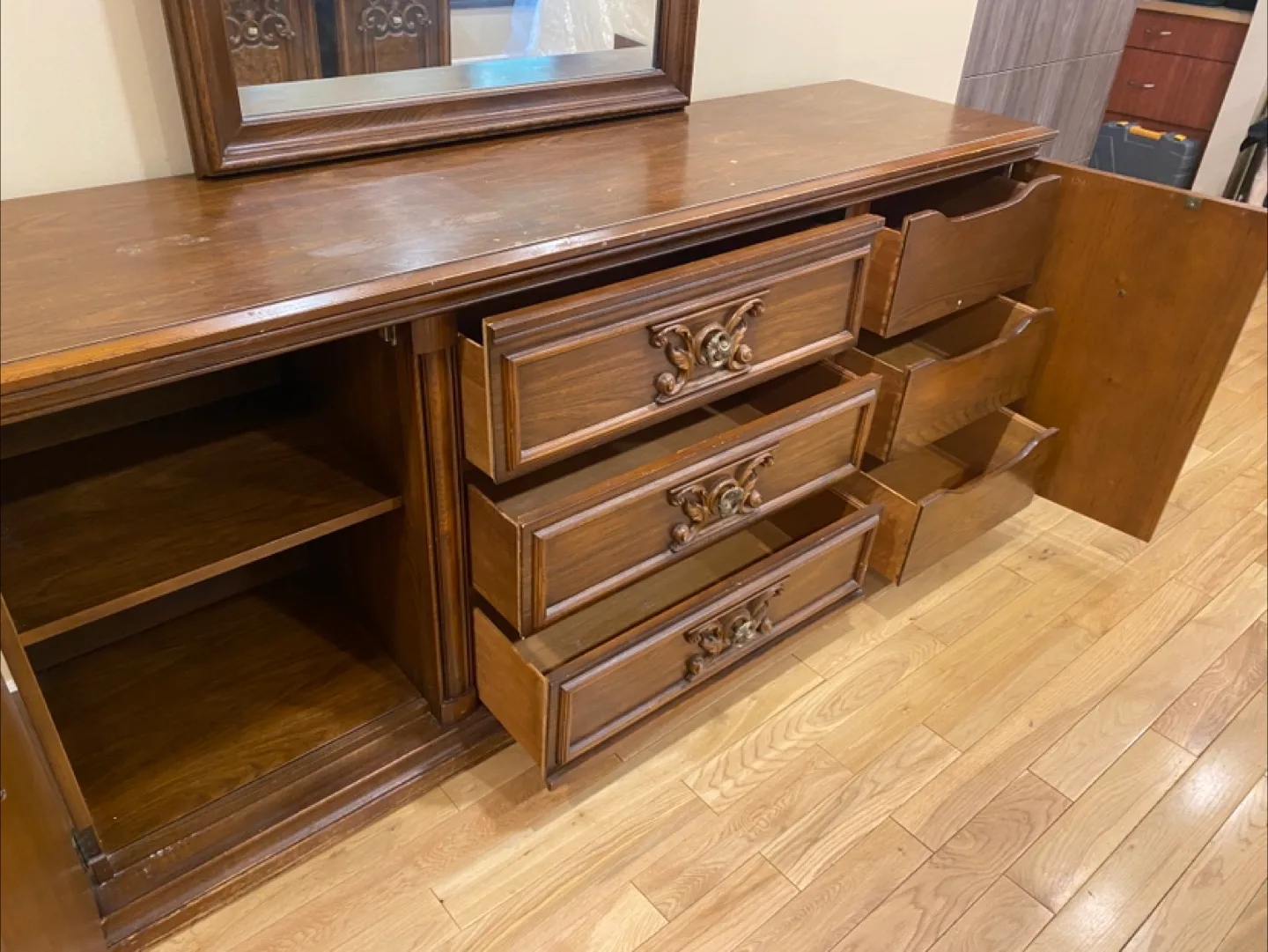 Elegant Vintage Peppler Dresser with Mirror (CAN DELIVER) image indicator(7)