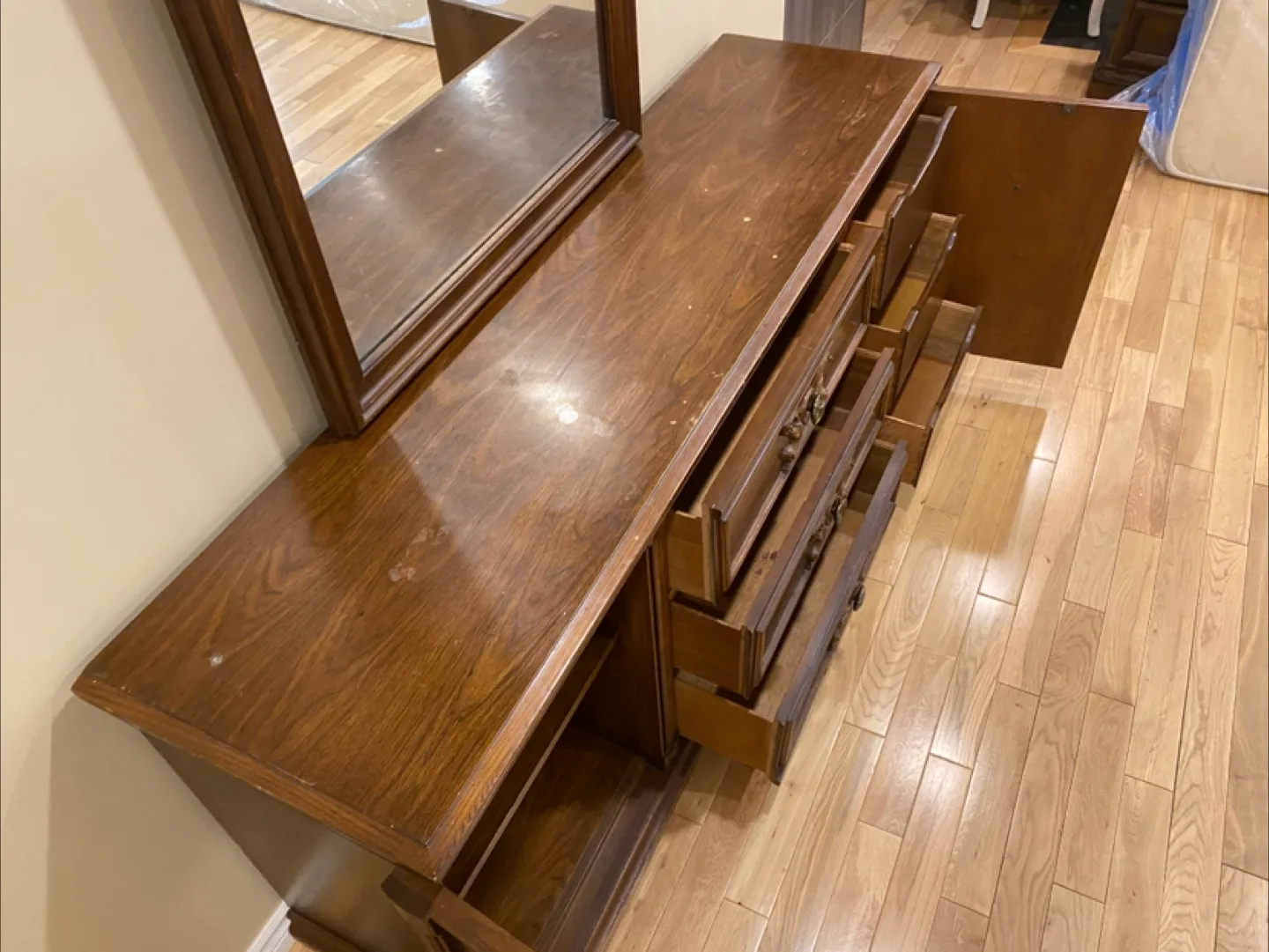 Elegant Vintage Peppler Dresser with Mirror (CAN DELIVER) image indicator(9)