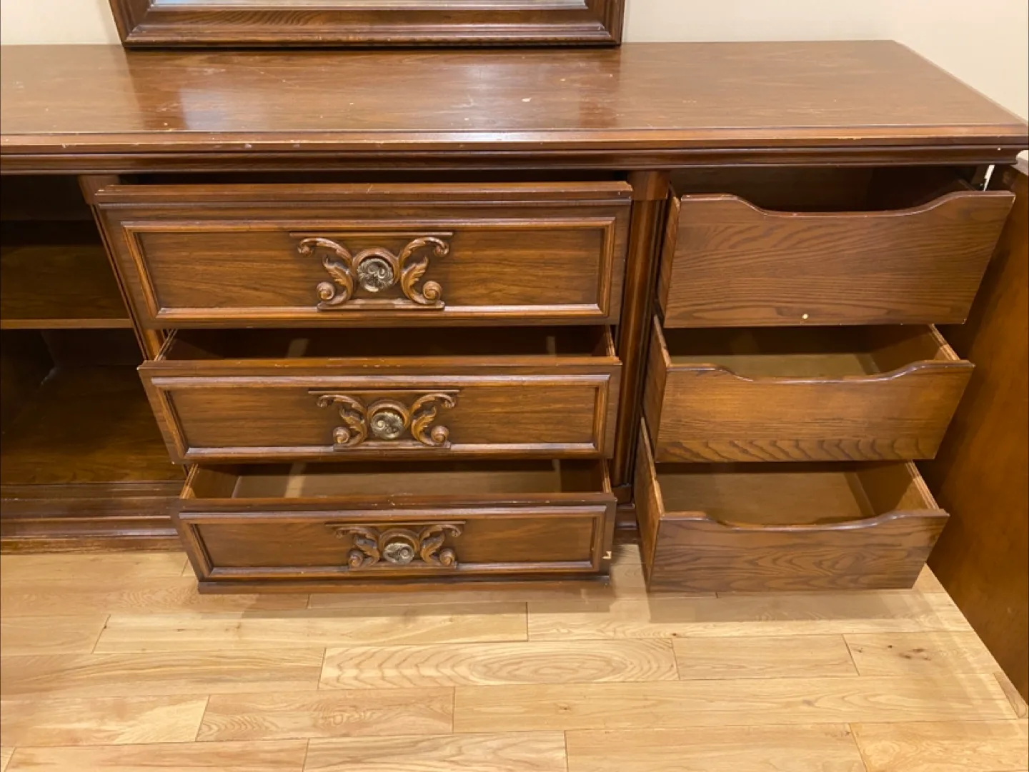 Elegant Vintage Peppler Dresser with Mirror (CAN DELIVER) image indicator(8)