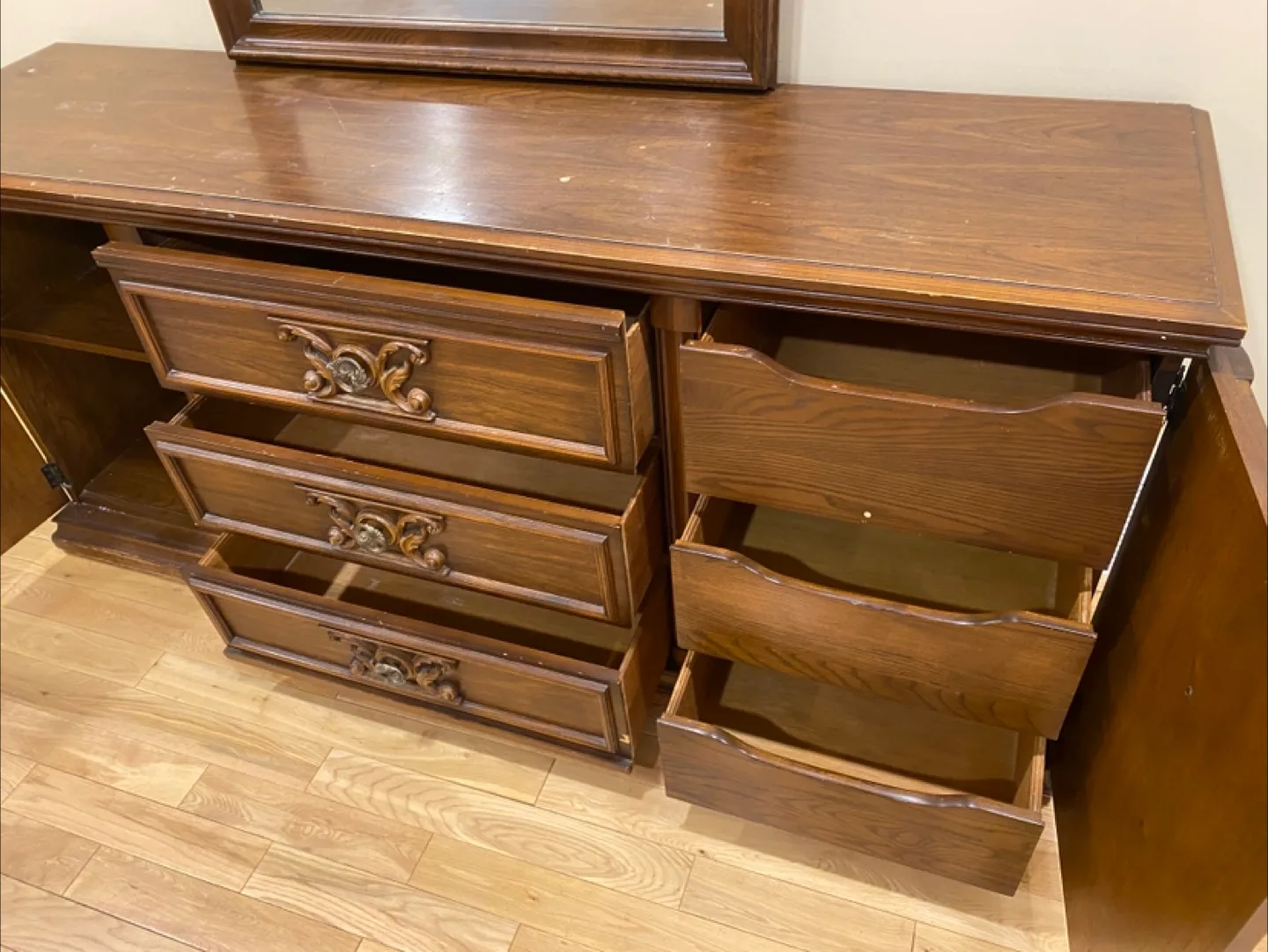 Elegant Vintage Peppler Dresser with Mirror (CAN DELIVER) image indicator(10)