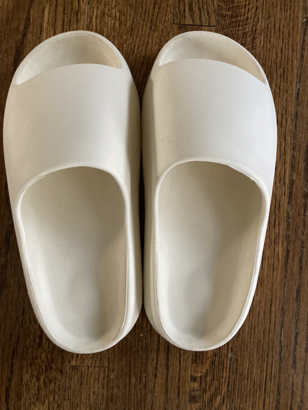 Creamy Coloured Yeesy Slides