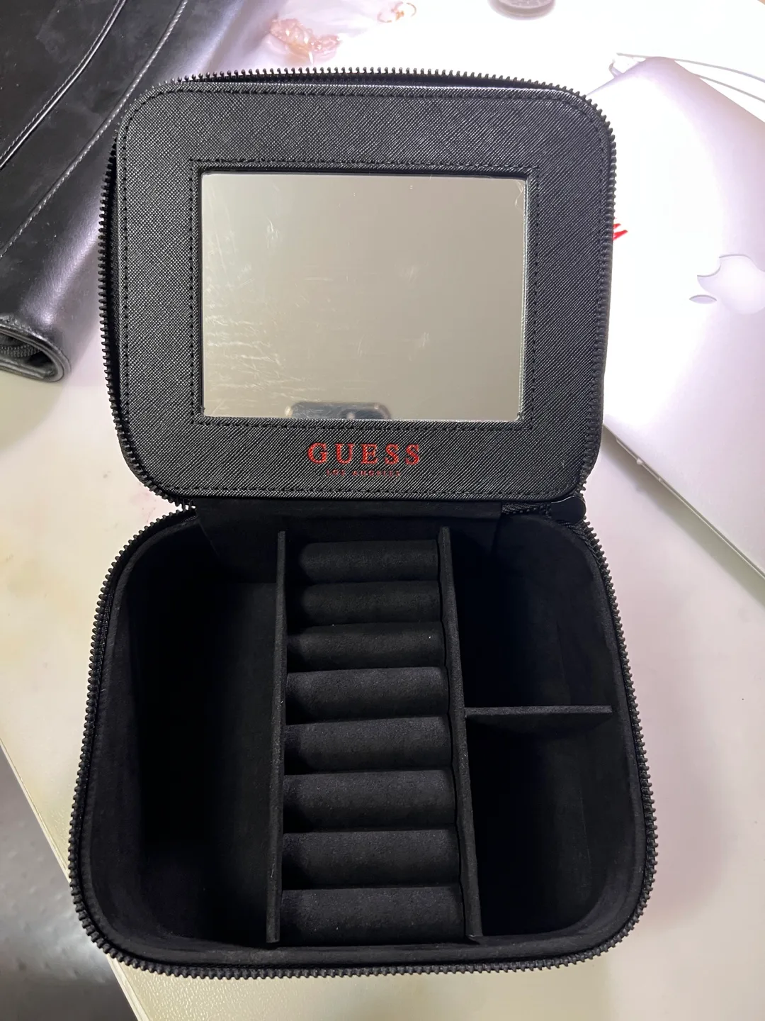 Guess Jewelry Case image indicator(2)