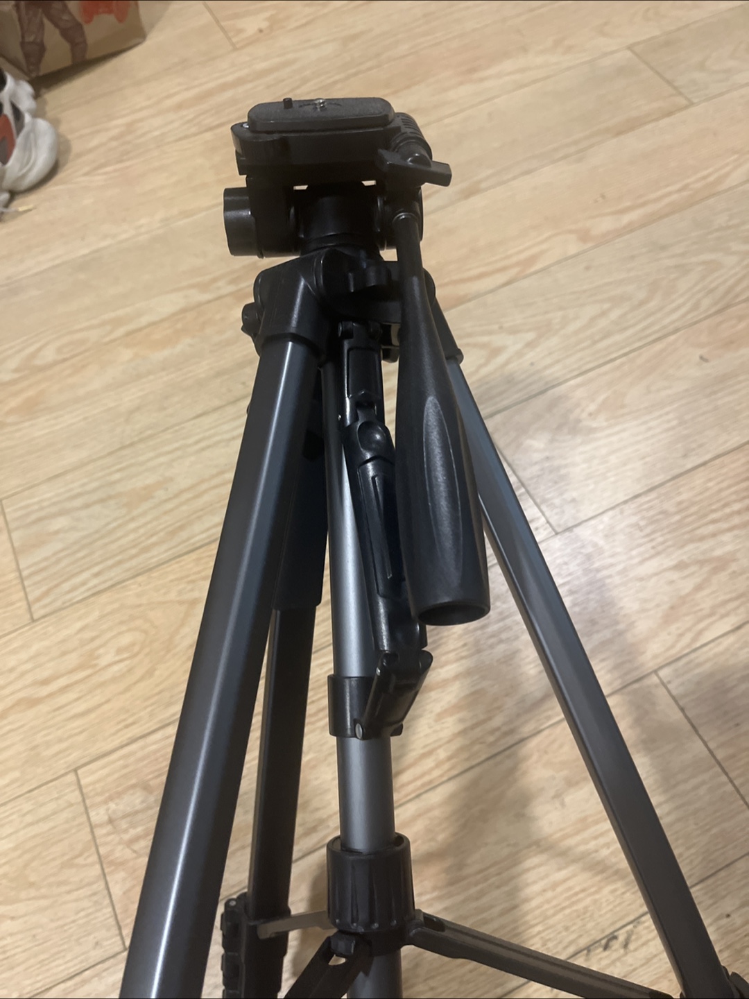 Black Camera Tripod (1.75 m 1.5 kg) - photo 4