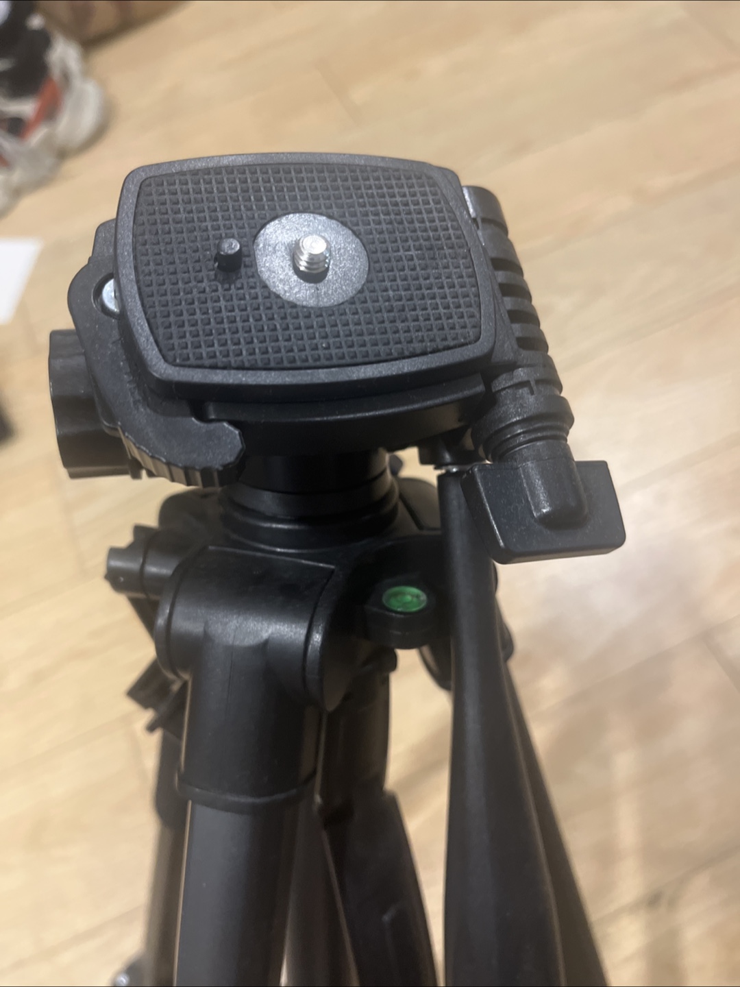Black Camera Tripod (1.75 m 1.5 kg) - photo 3
