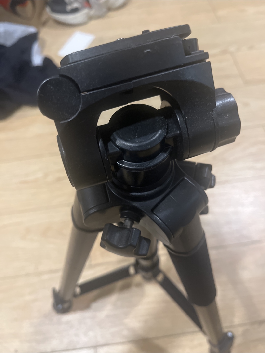 Black Camera Tripod (1.75 m 1.5 kg) - photo 5