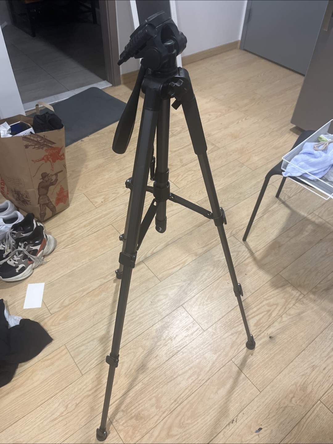 Black Camera Tripod (1.75 m 1.5 kg)