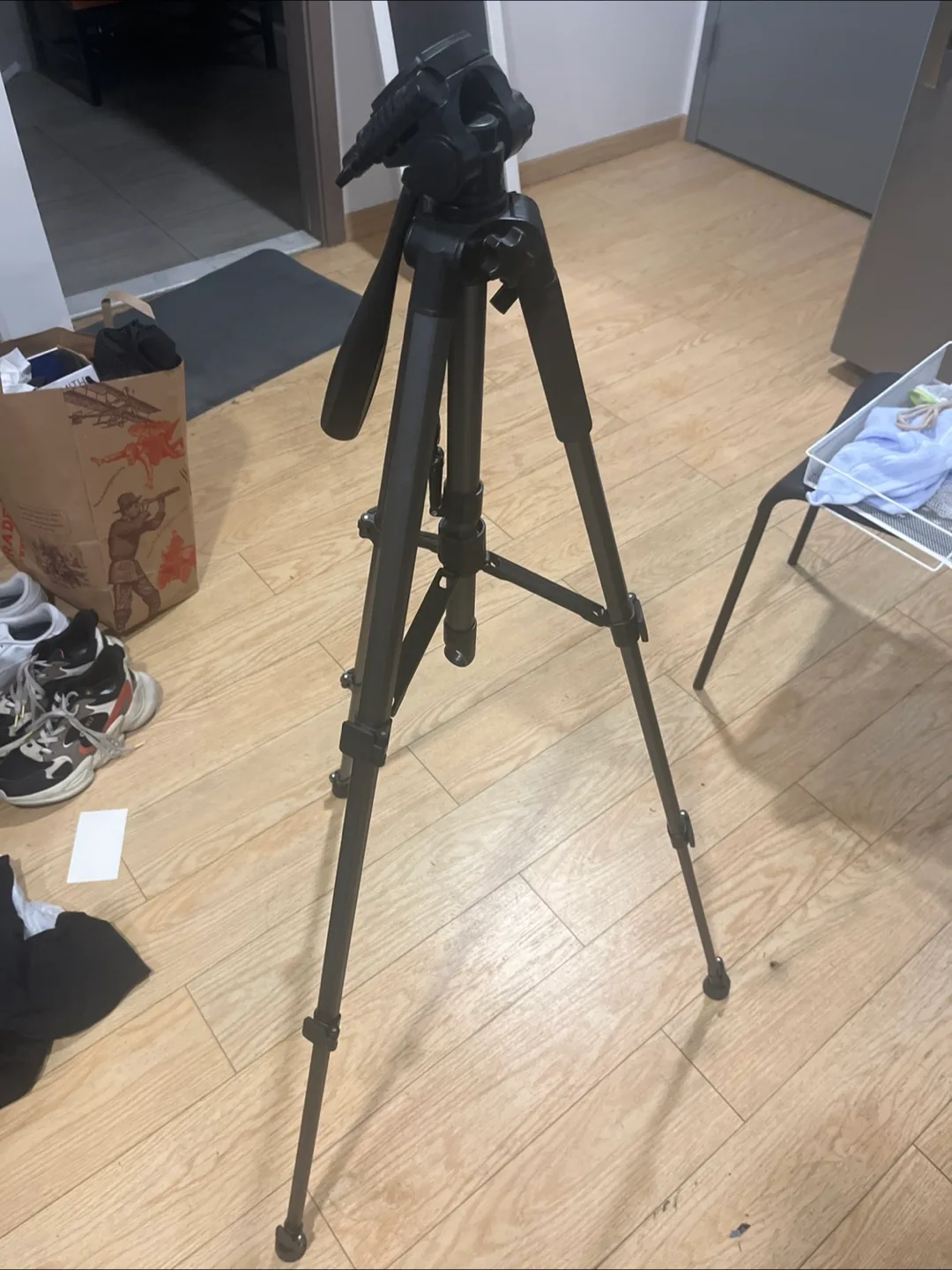 Black Camera Tripod (1.75 m 1.5 kg) thumbnail