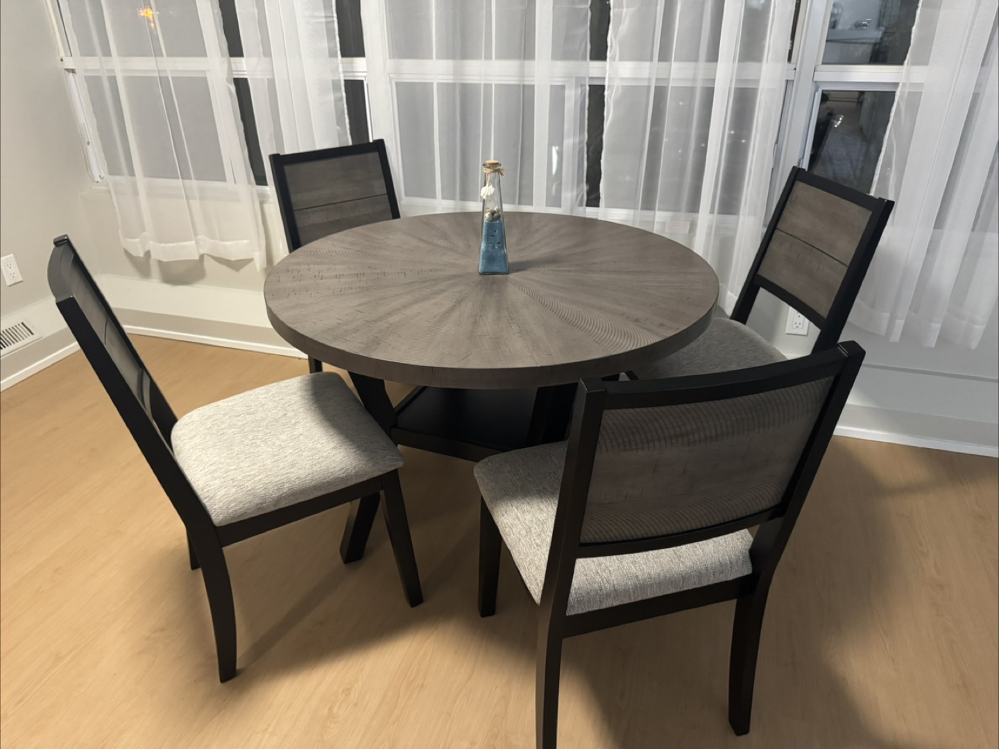 5-Piece Round Dining Set – Grey Wood Look, Sturdy & Stylish