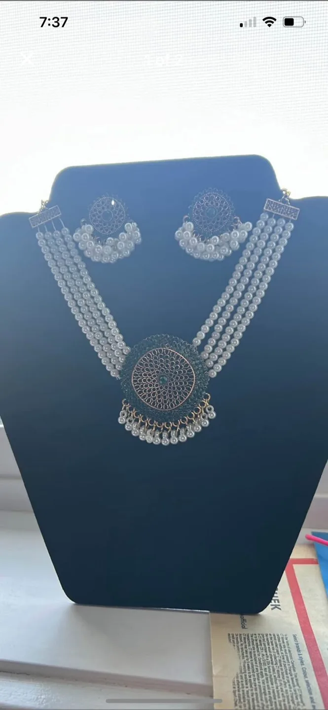 Pearl necklace and earring set thumbnail