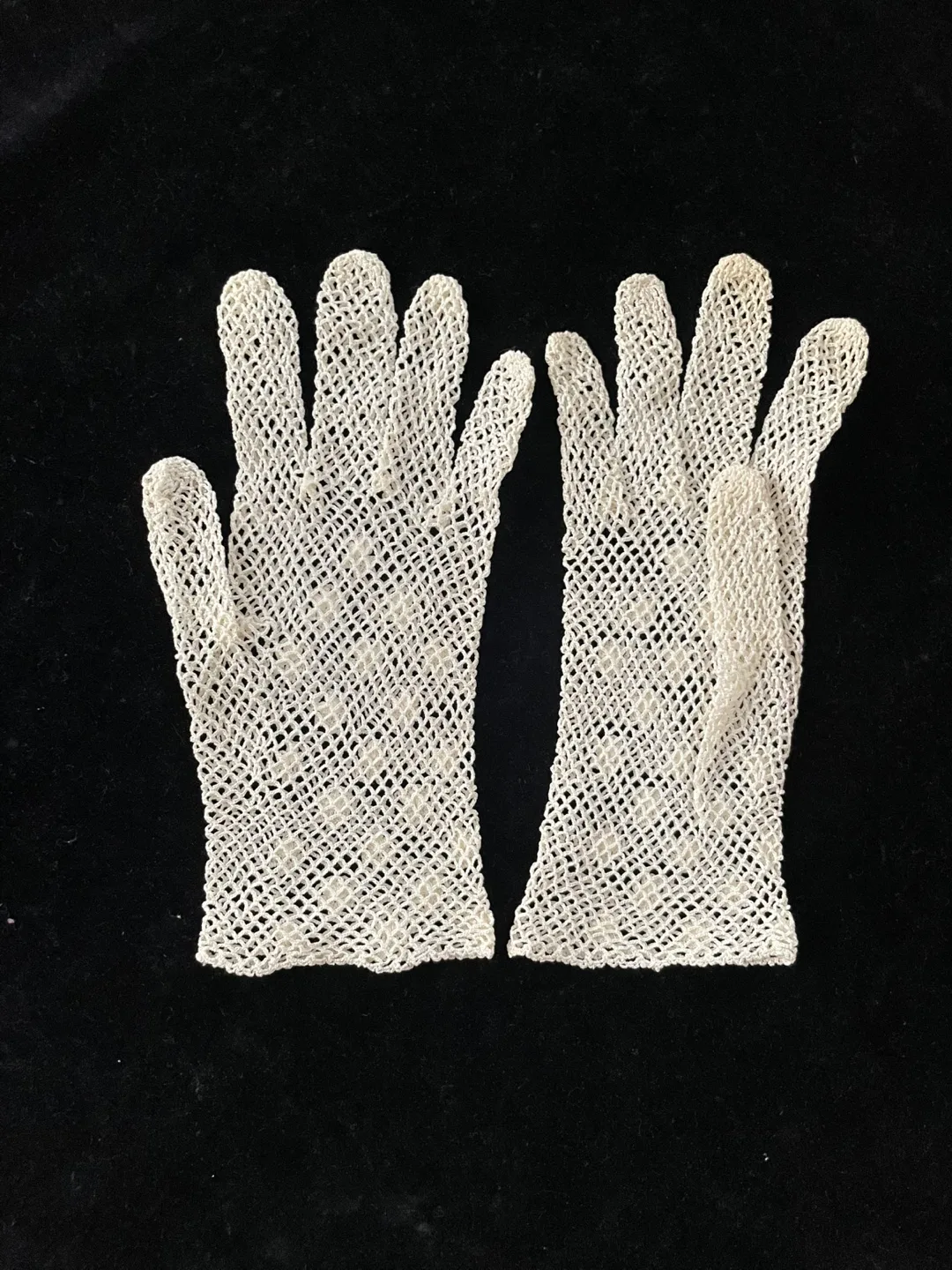 Vintage White Ladies Gloves thumbnail