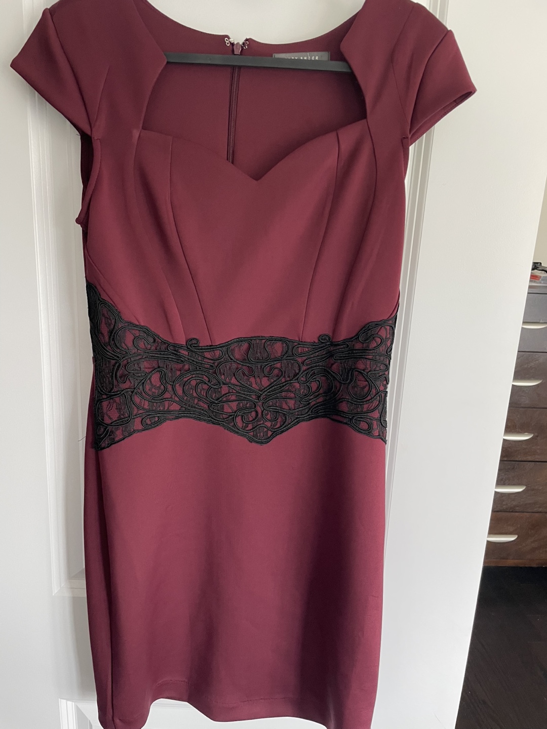 Burgundy dress with black lace detail - photo 2