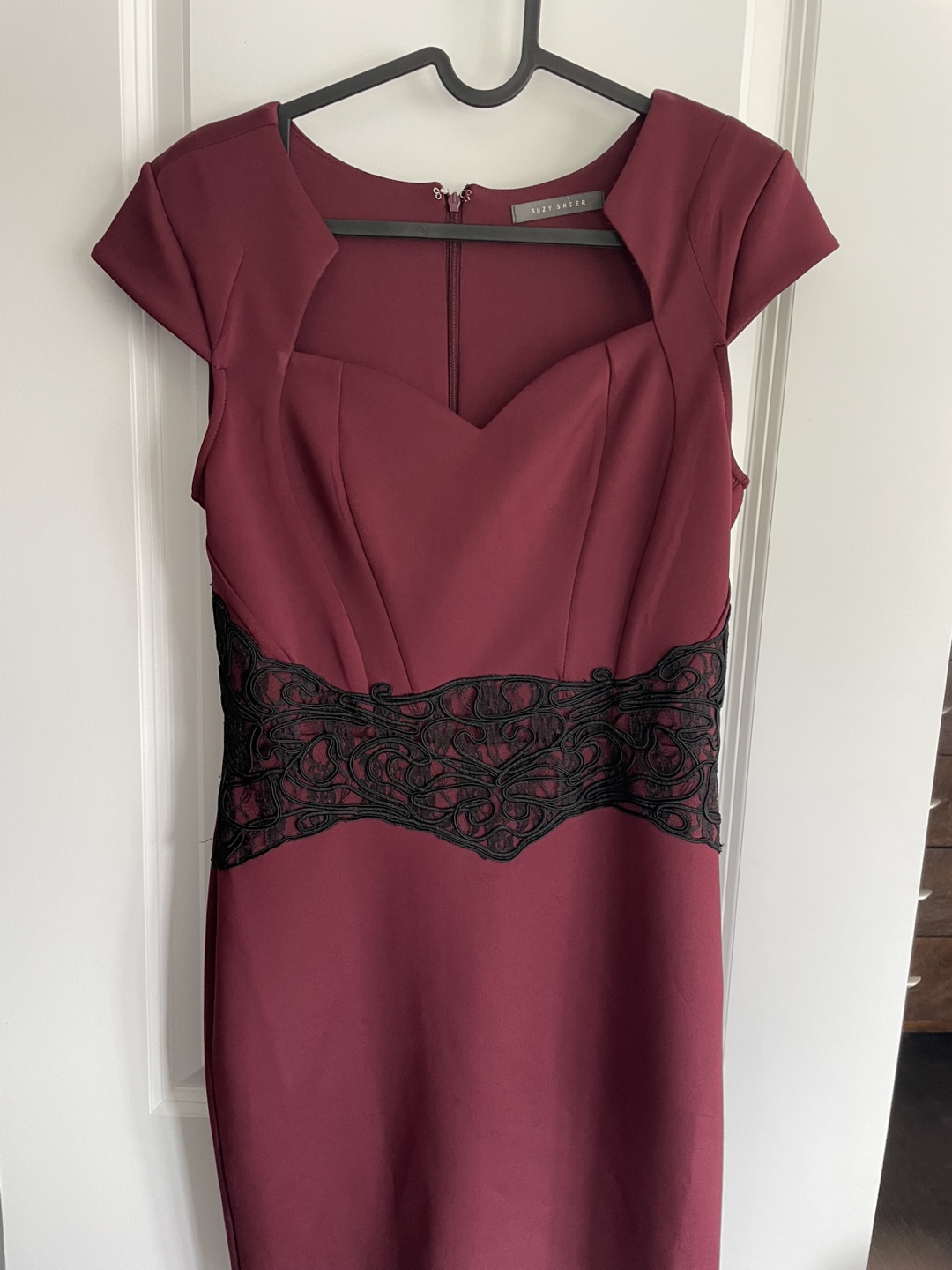 Burgundy dress with black lace detail - photo 4